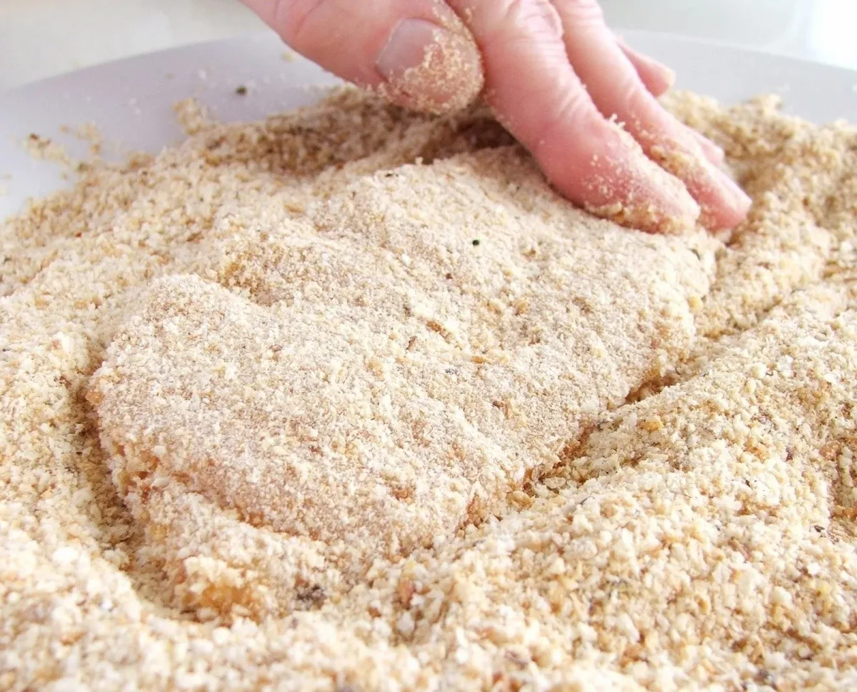 Coating chicken cutlets