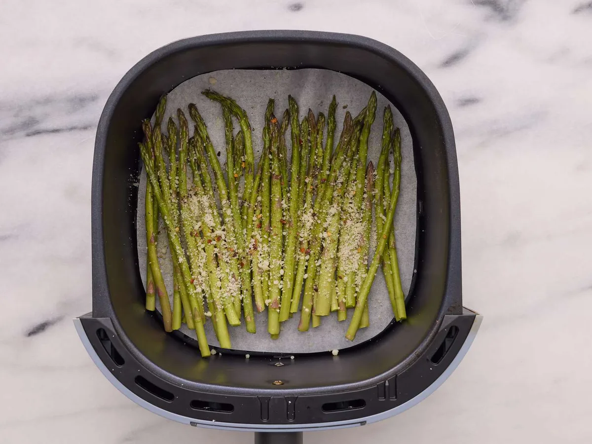 parmesan asparagus in air fryer with parchment liner