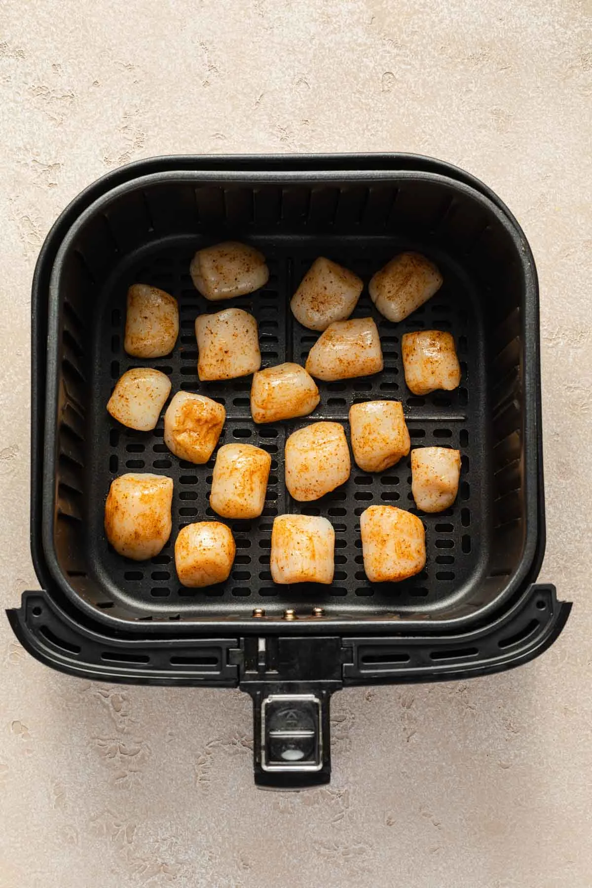 seasoned scallops in air fryer basket