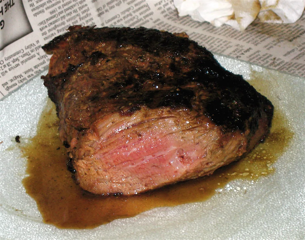 sliced tri tip against the grain